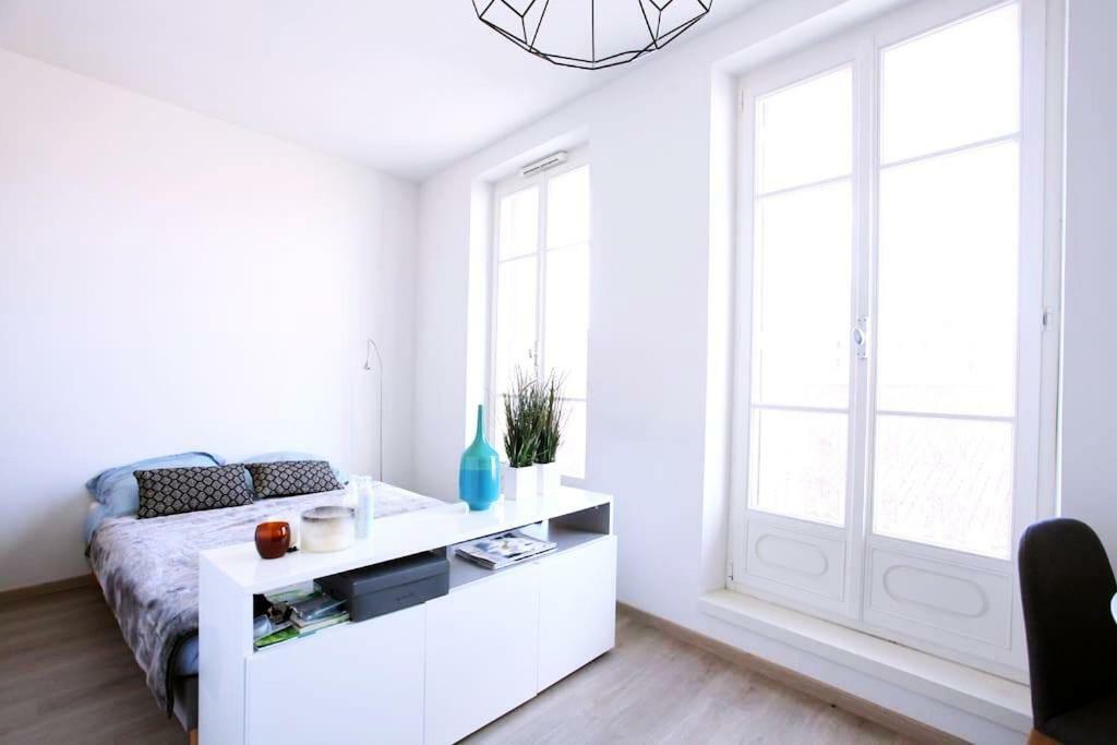 Grand Studio Au Pied Du Panier Apartment Marseille Bagian luar foto